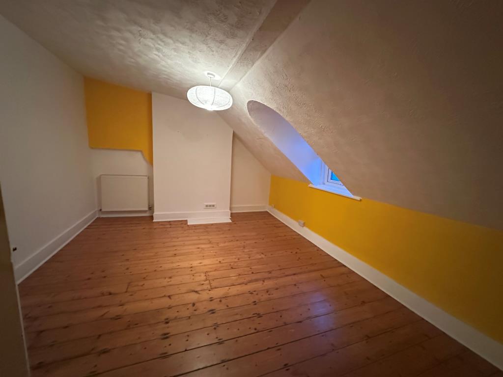Lot: 77 - SHOP AND STUDIO FOR INVESTMENT WITH VACANT MAISONETTE - Maisonette - Main Bedroom